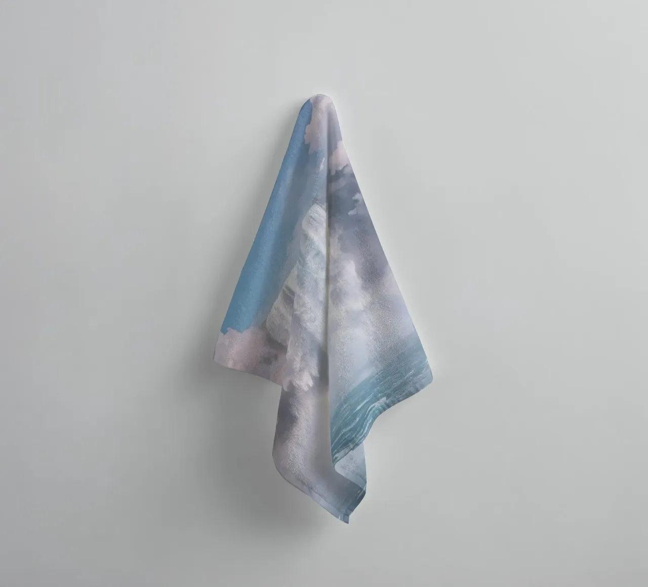 Ampia cascata con nebbia e arcobaleno asciugamano da bagno da DesignDoodle