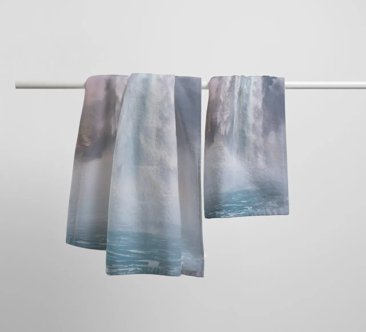 Ampia cascata con nebbia e arcobaleno asciugamano da bagno da DesignDoodle