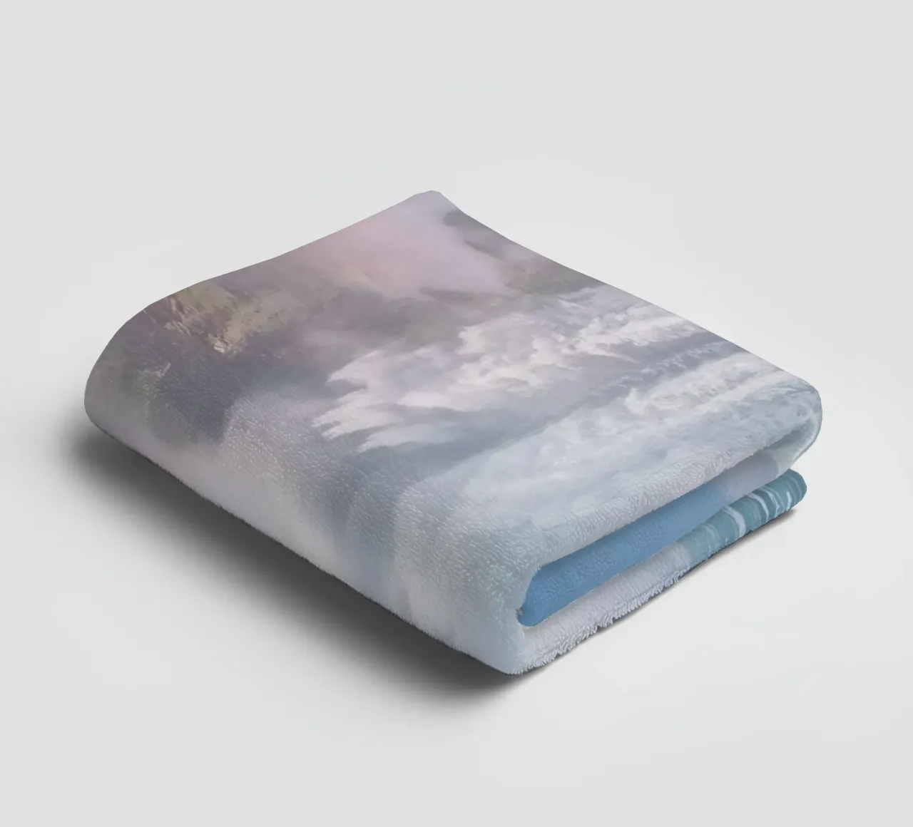Ampia cascata con nebbia e arcobaleno asciugamano da bagno da DesignDoodle