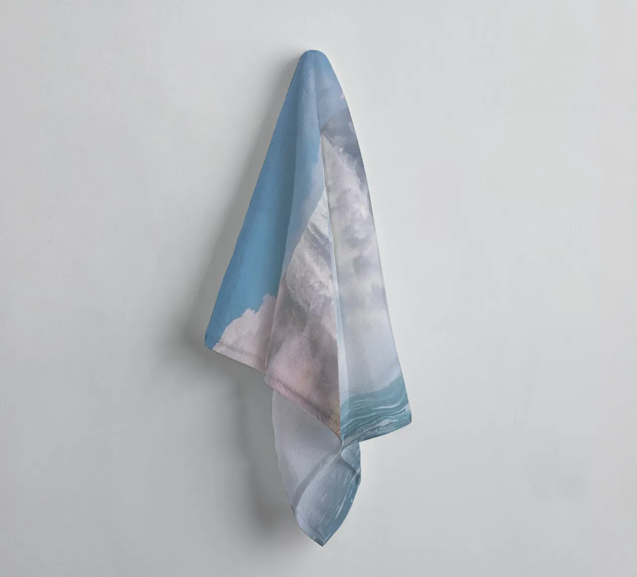 Ampia cascata con nebbia e arcobaleno asciugamano da bagno da DesignDoodle
