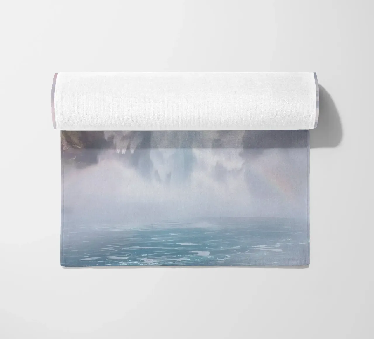 Ampia cascata con nebbia e arcobaleno telo mare da DesignDoodle