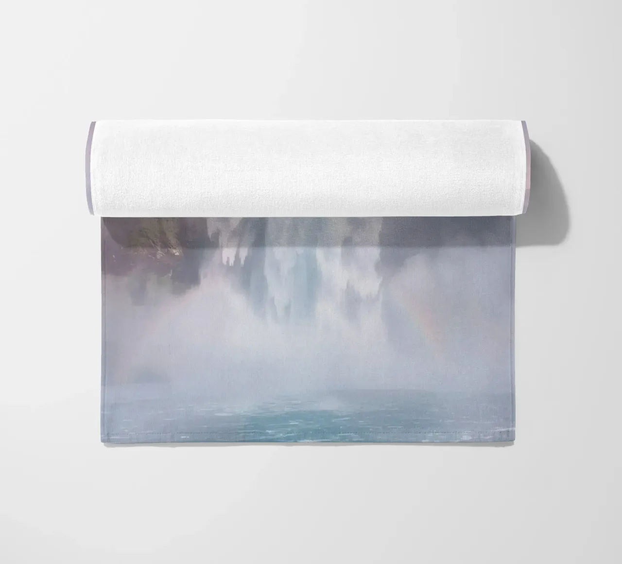 Ampia cascata con nebbia e arcobaleno telo mare da DesignDoodle