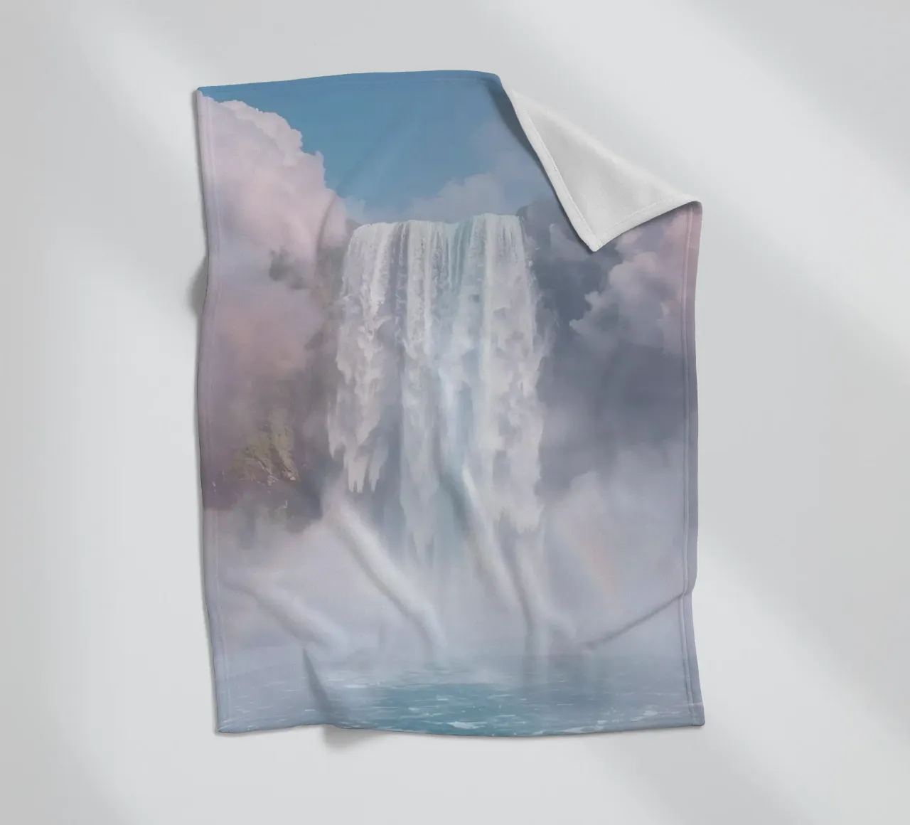 Ampia cascata con nebbia e arcobaleno coperta in pile da DesignDoodle