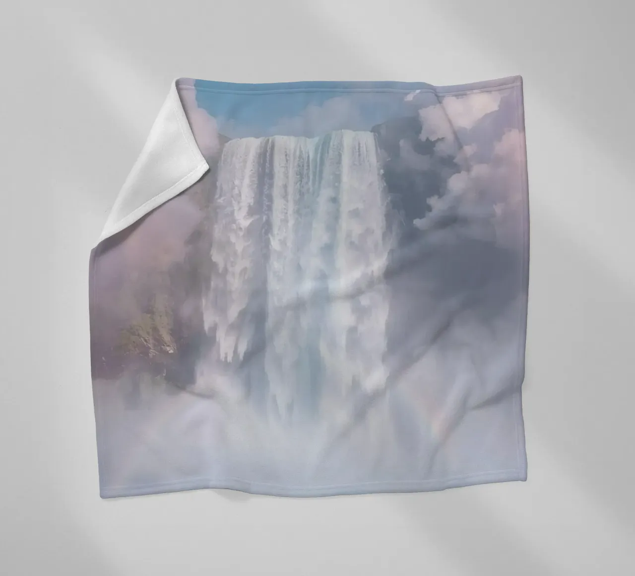 Ampia cascata con nebbia e arcobaleno coperta in pile da DesignDoodle