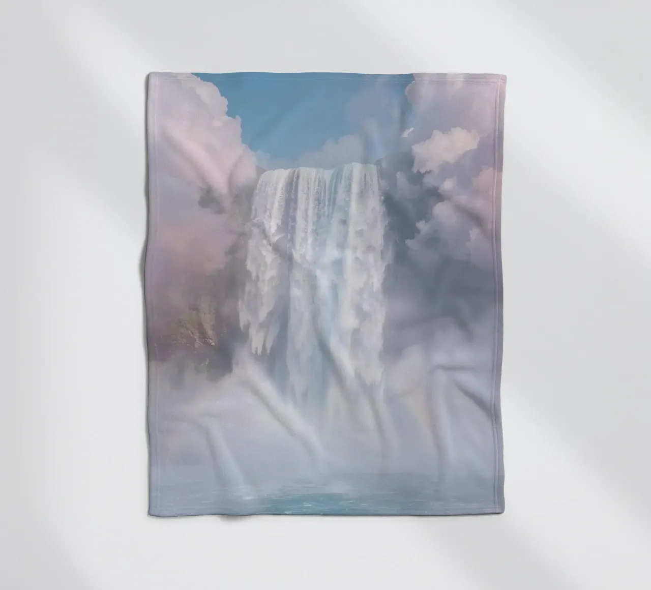Ampia cascata con nebbia e arcobaleno coperta in pile da DesignDoodle