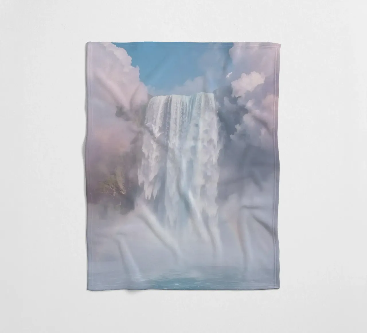Ampia cascata con nebbia e arcobaleno coperta in pile da DesignDoodle