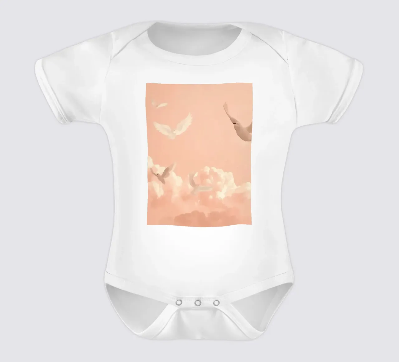 Colombe bianche e nuvole body neonato maniche corte da DesignDoodle