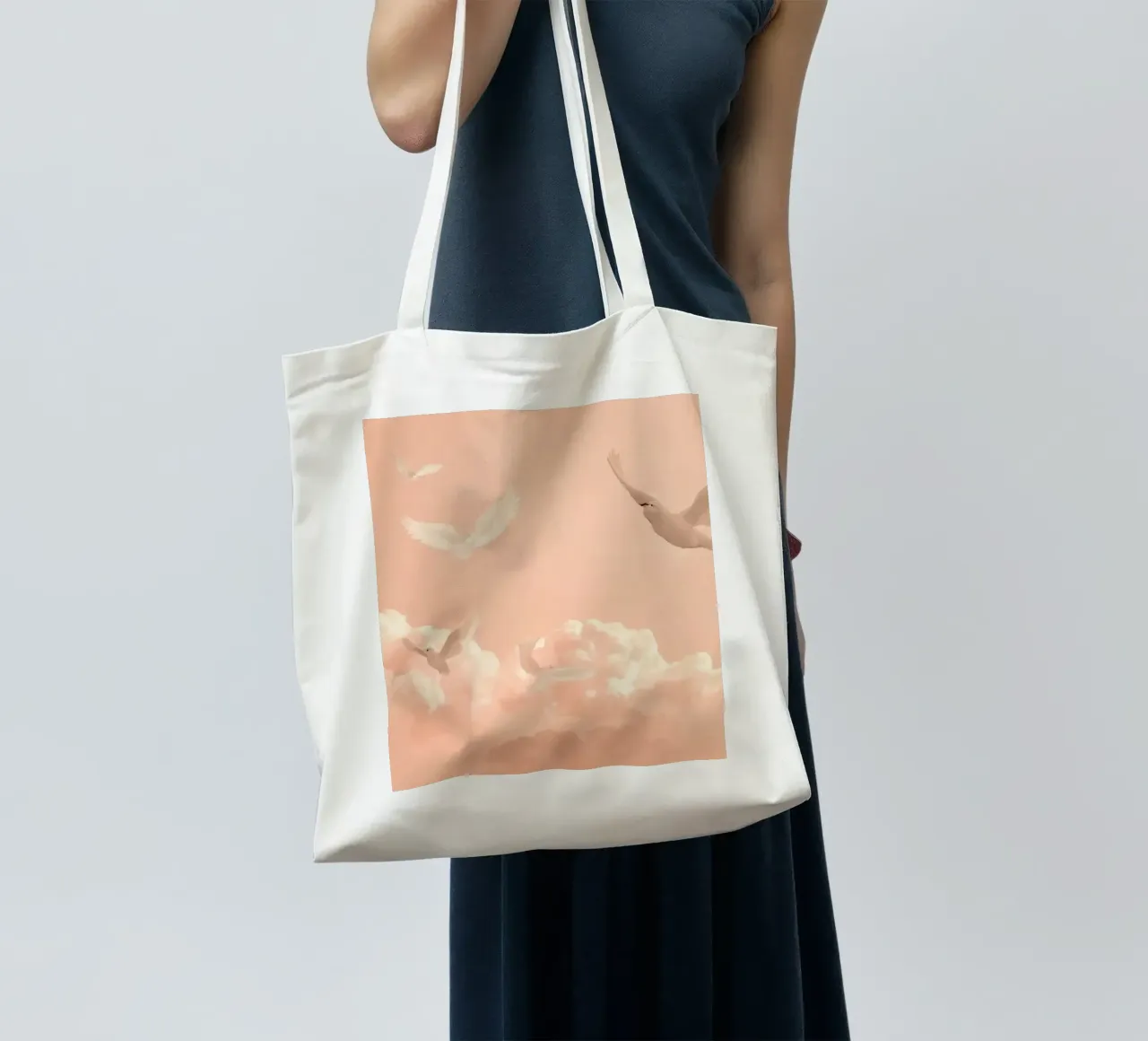 Colombe bianche e nuvole borsa in juta da DesignDoodle