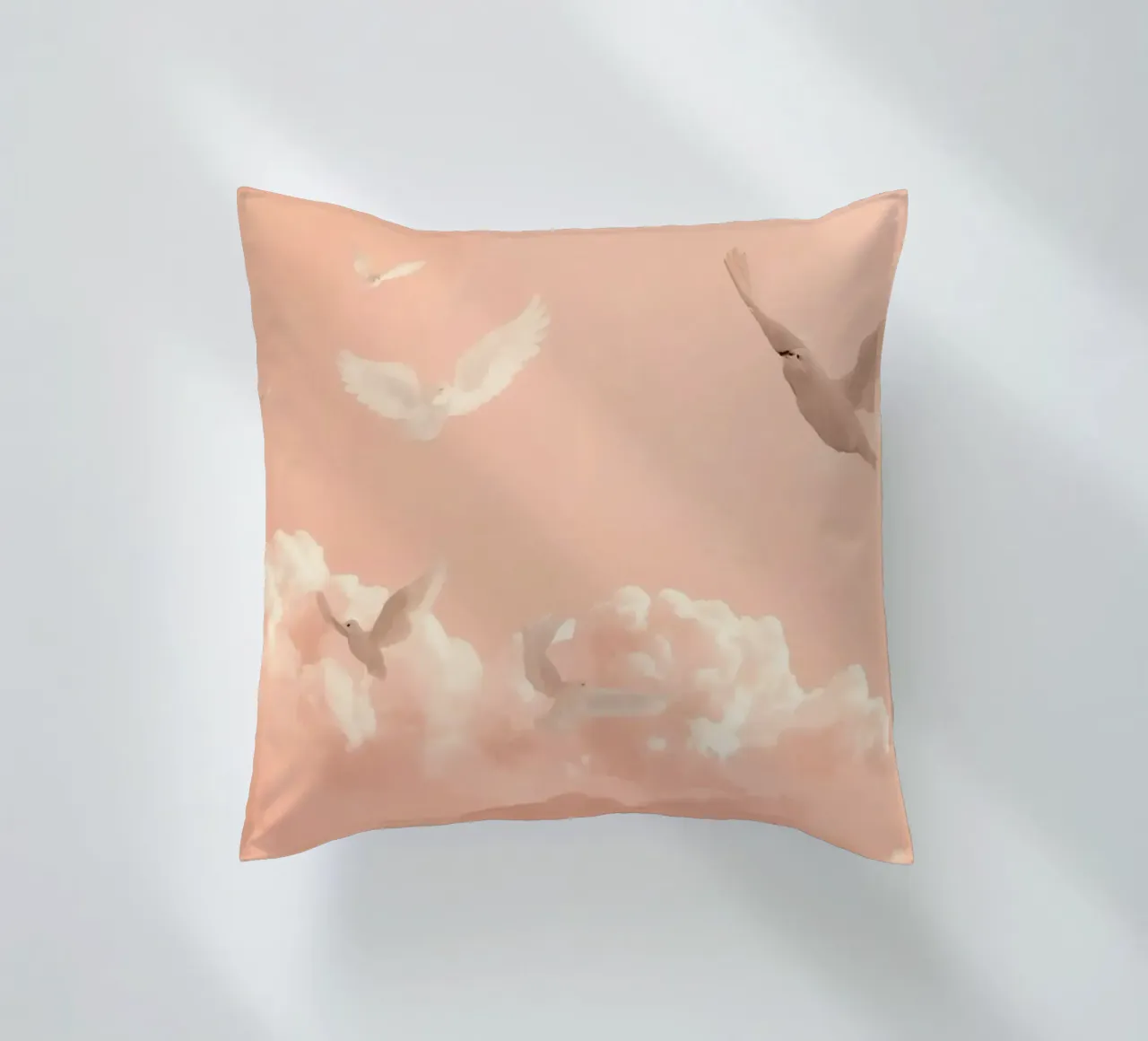Colombe bianche e nuvole cuscino da DesignDoodle