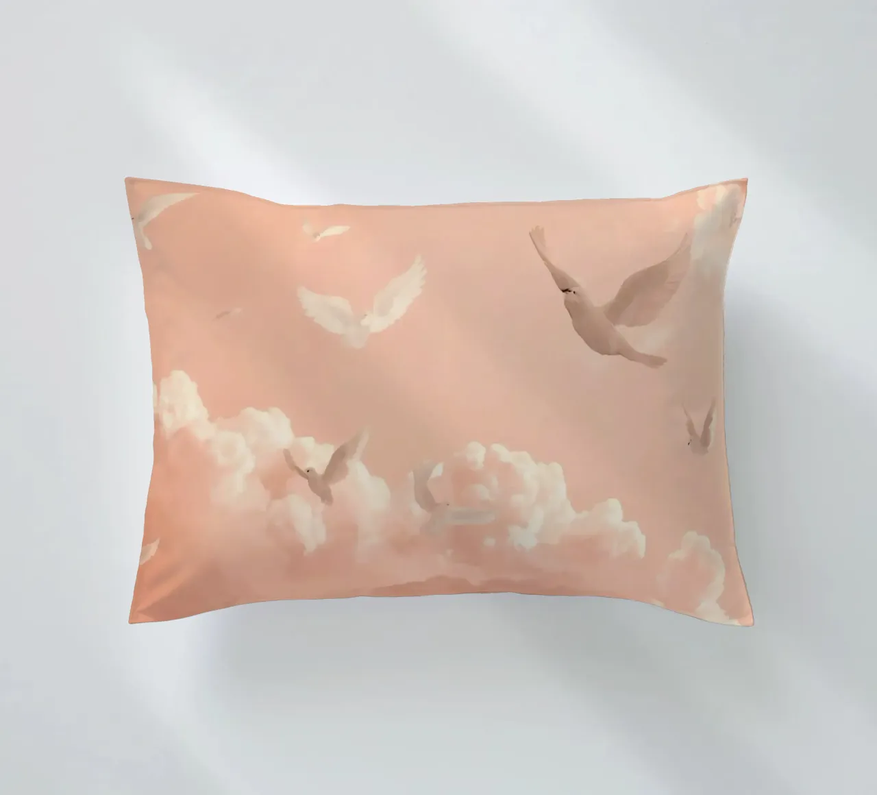 Colombe bianche e nuvole cuscino da DesignDoodle