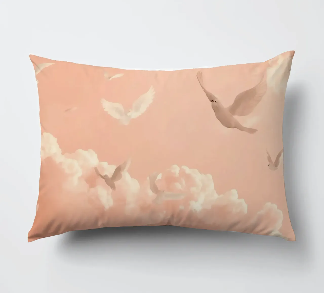 Colombe bianche e nuvole cuscino da DesignDoodle