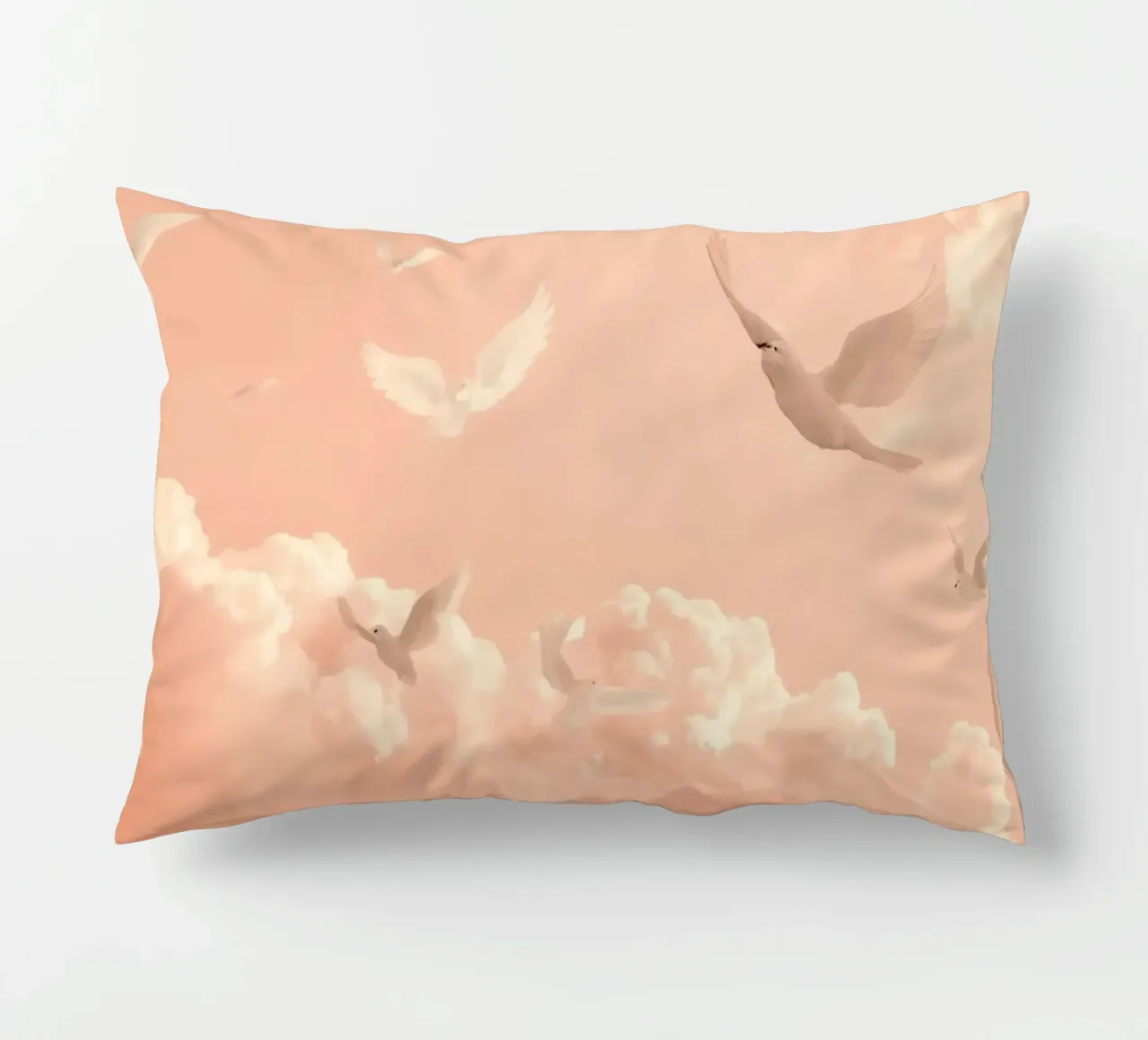Colombe bianche e nuvole cuscino da DesignDoodle