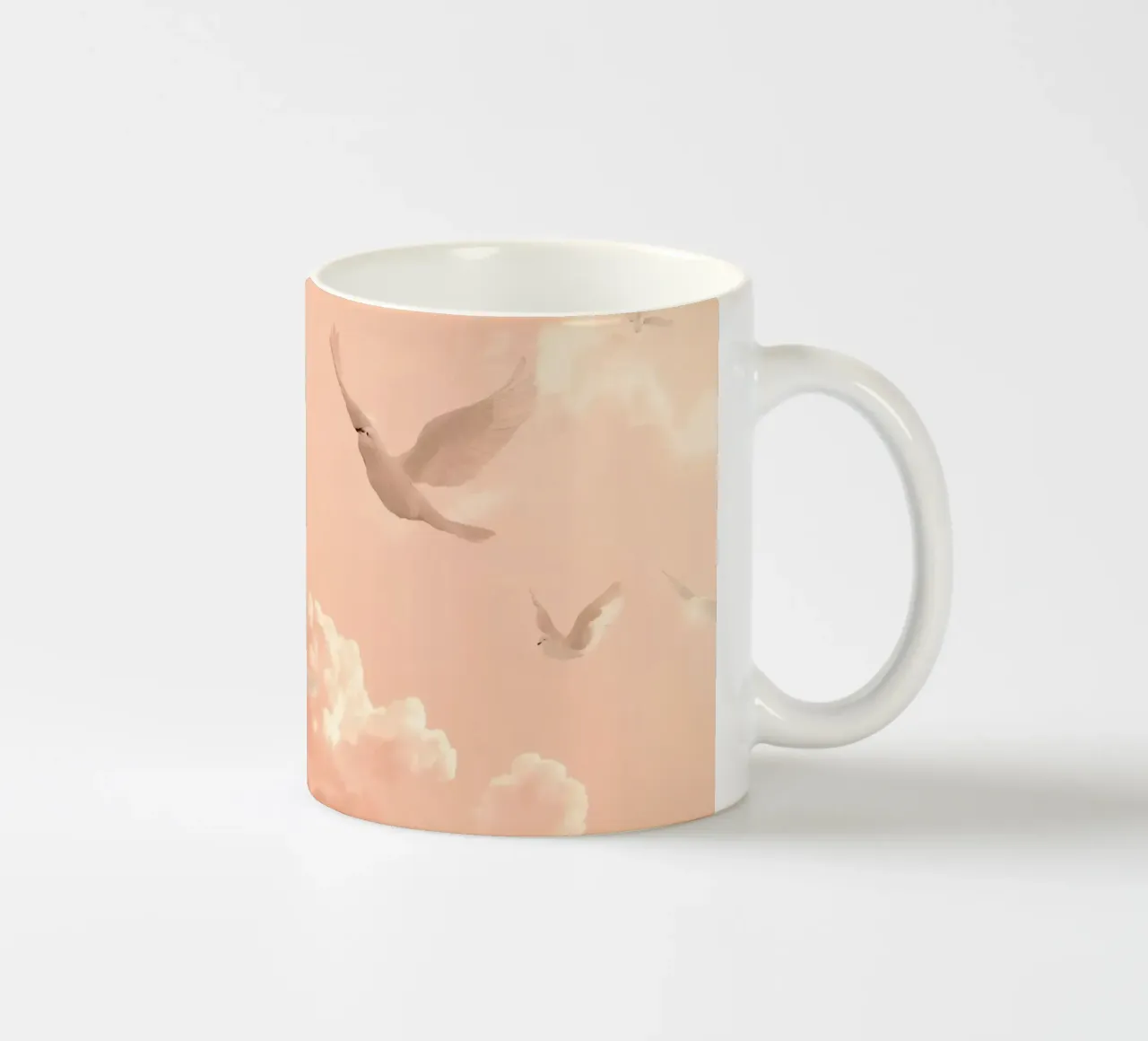 Colombe bianche e nuvole tazza in ceramica da DesignDoodle