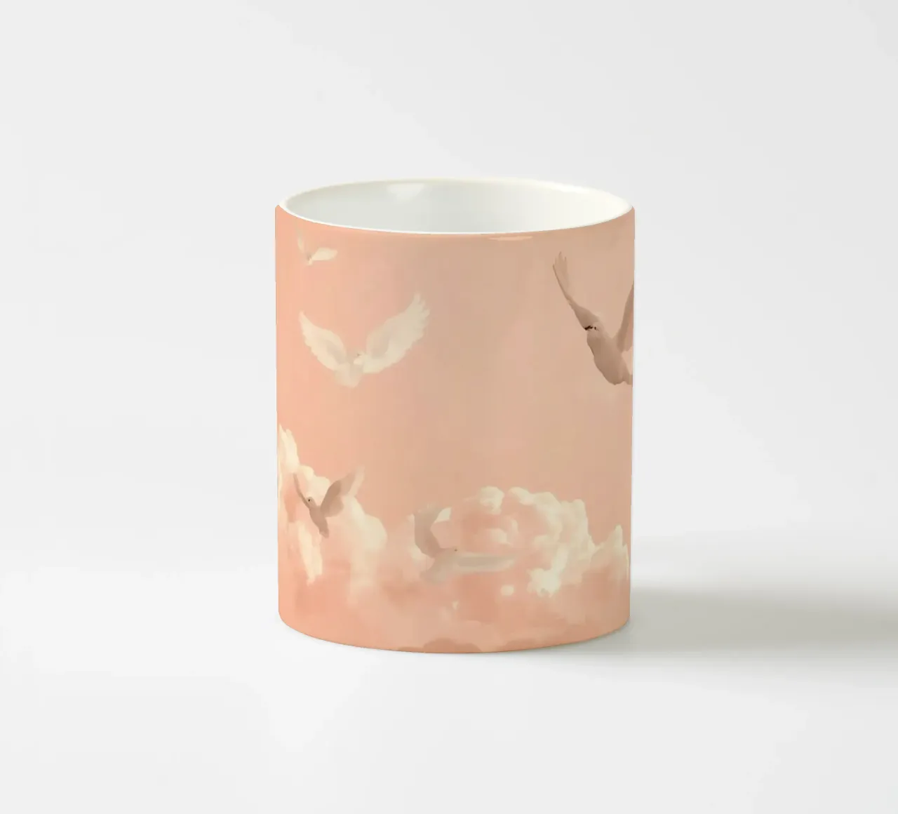 Colombe bianche e nuvole tazza in ceramica da DesignDoodle