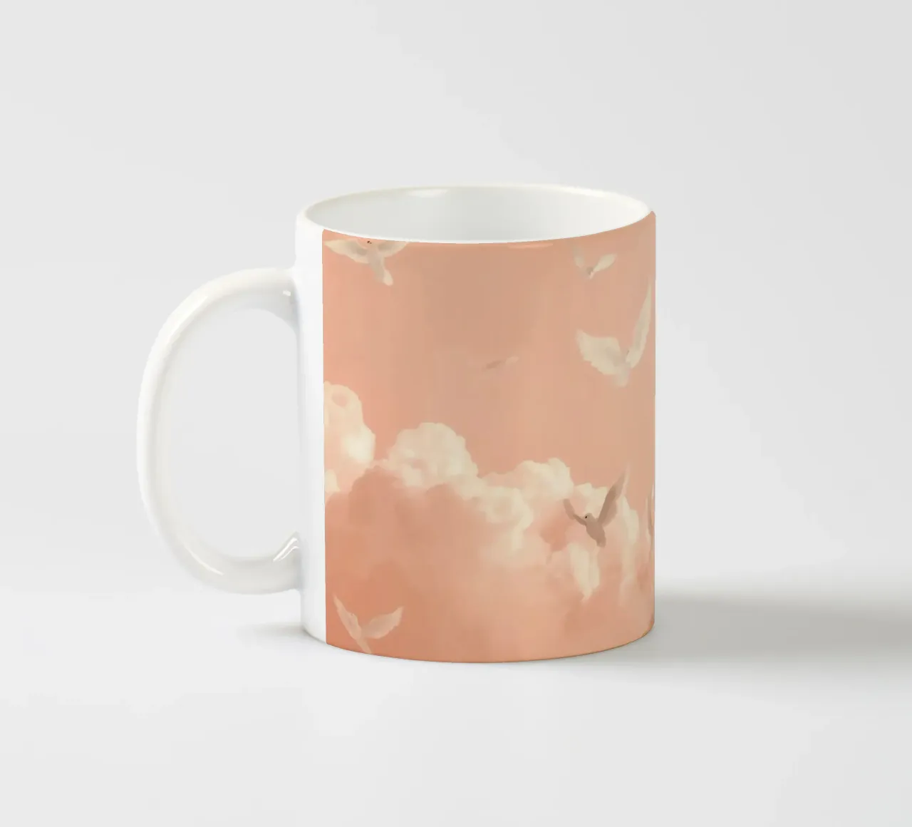 Colombe bianche e nuvole tazza in ceramica da DesignDoodle