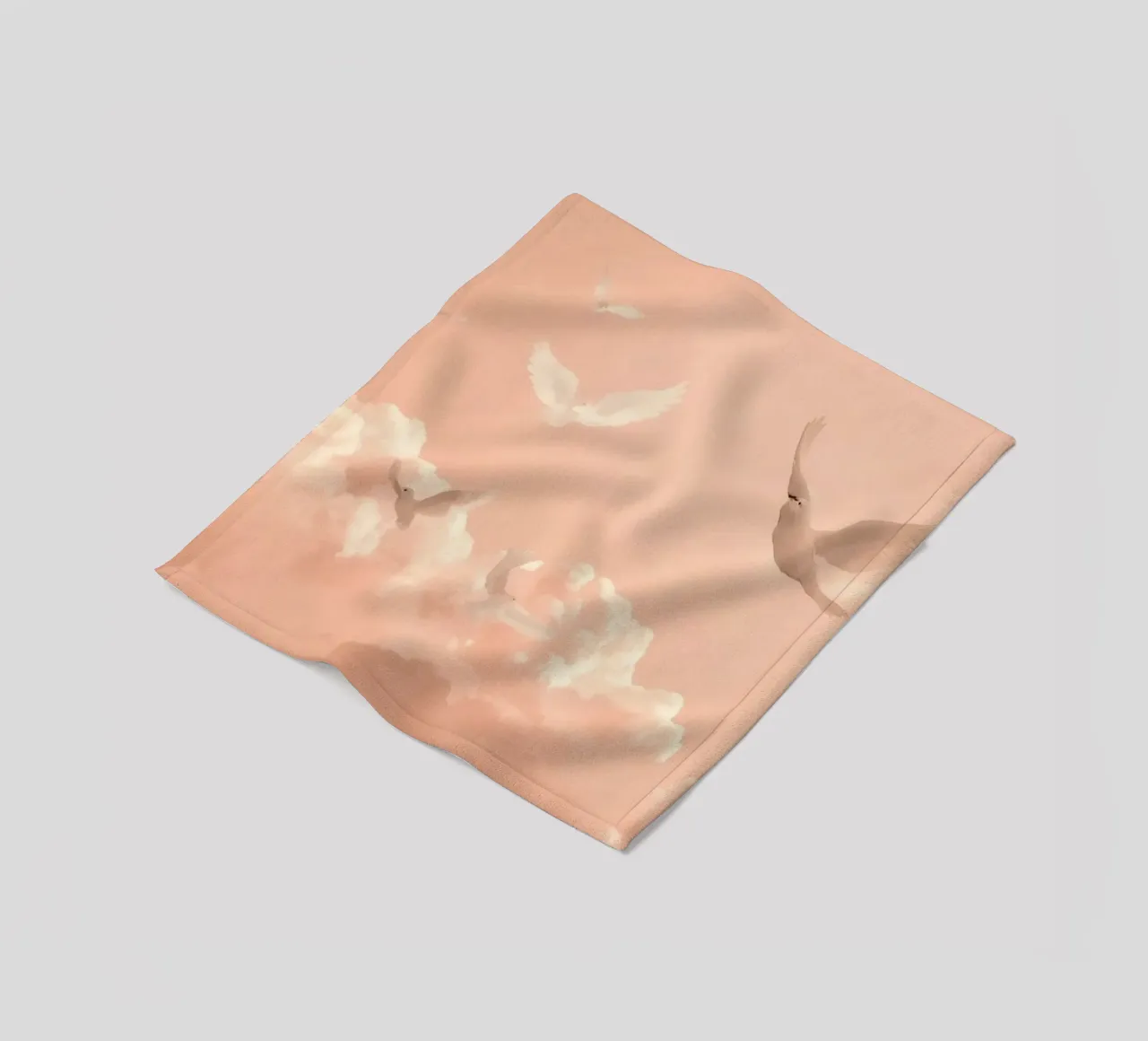 Colombe bianche e nuvole coperta in pile da DesignDoodle