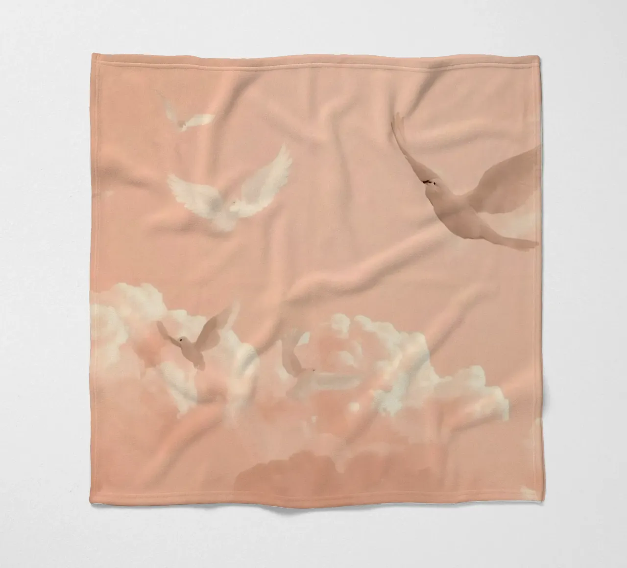 Colombe bianche e nuvole coperta in pile da DesignDoodle
