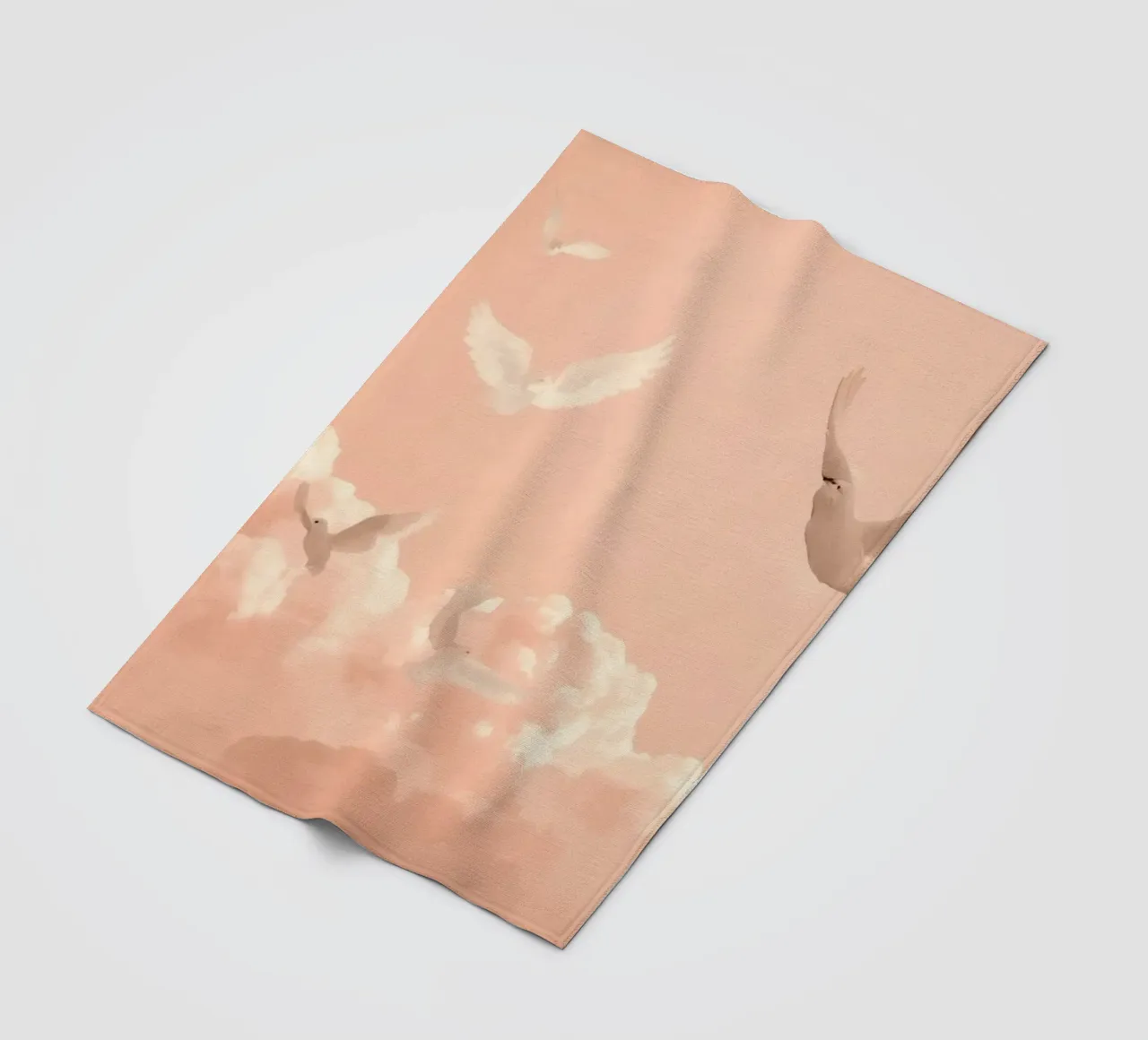 Colombe bianche e nuvole coperta in pile da DesignDoodle