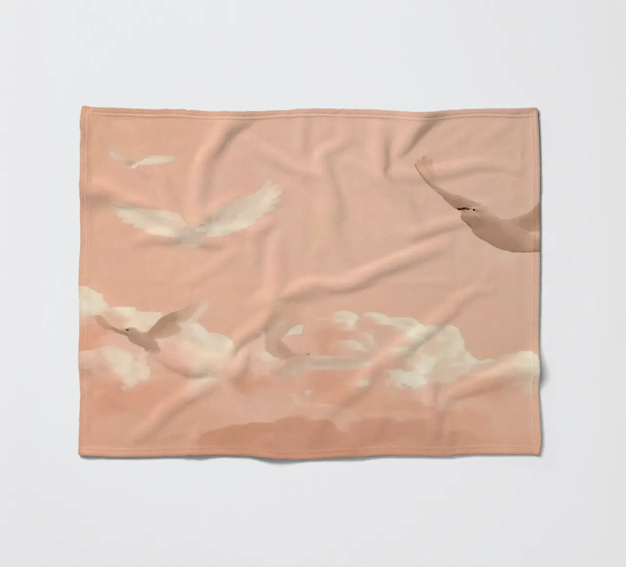 Colombe bianche e nuvole coperta in pile da DesignDoodle