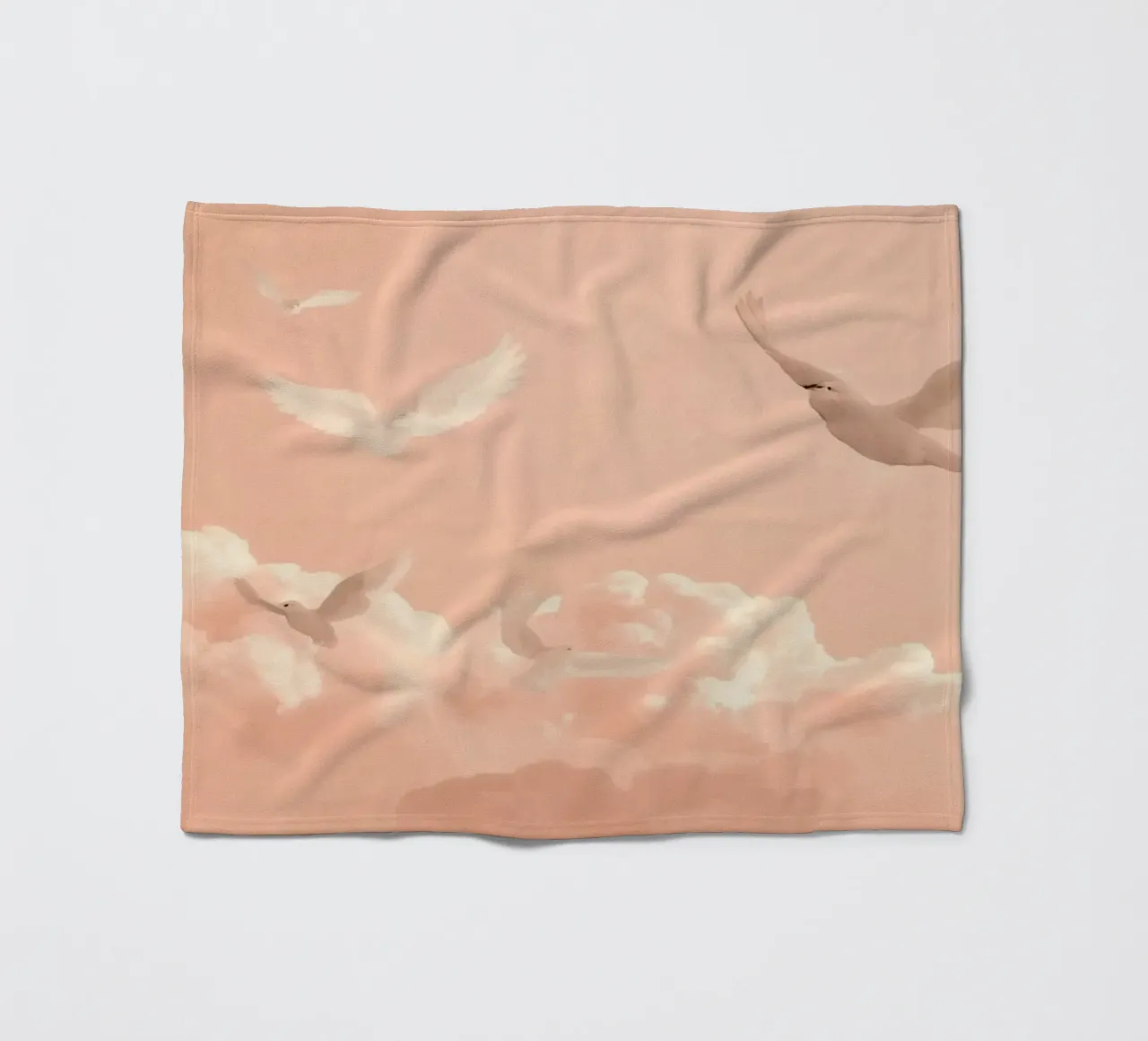 Colombe bianche e nuvole coperta in pile da DesignDoodle