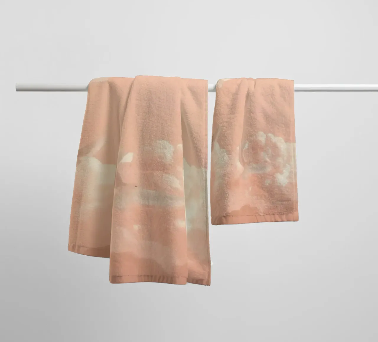 Colombe bianche e nuvole asciugamano da bagno da DesignDoodle