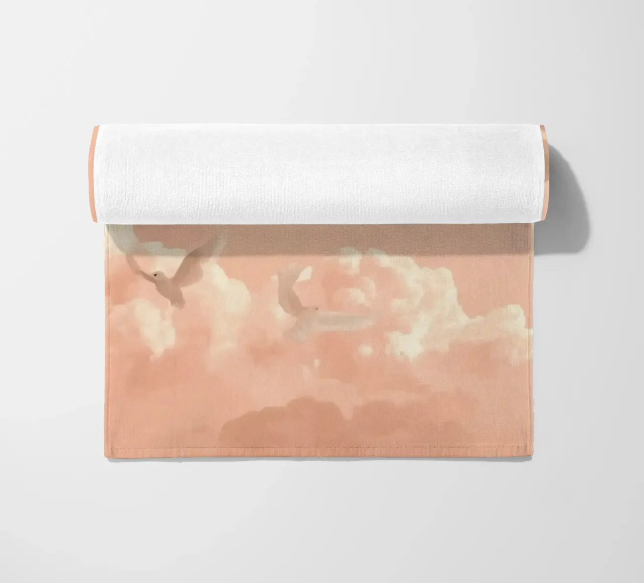 Colombe bianche e nuvole telo mare da DesignDoodle
