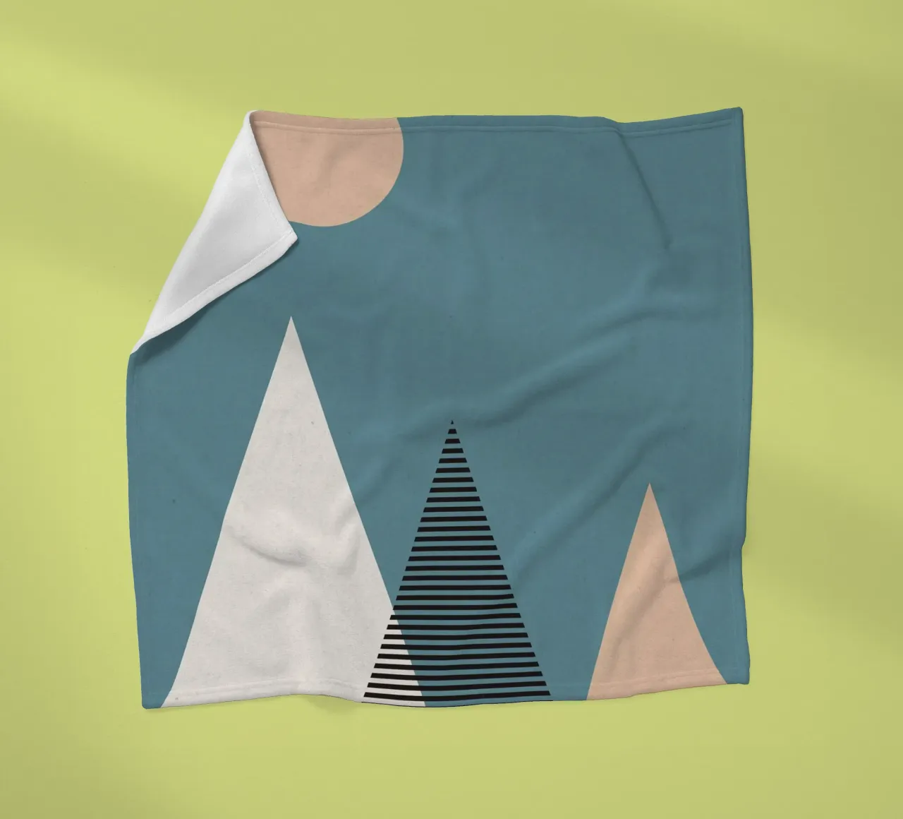 Geometric Mountains coperta in pile da Kim Hubball Studio