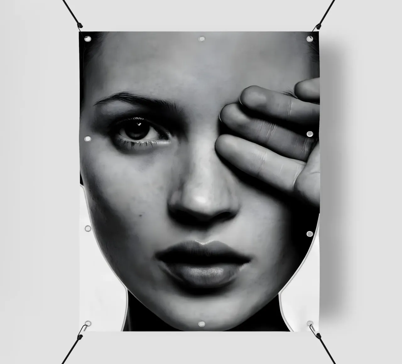 Kate Moss con un occhio solo telo in pvc da vintage singer