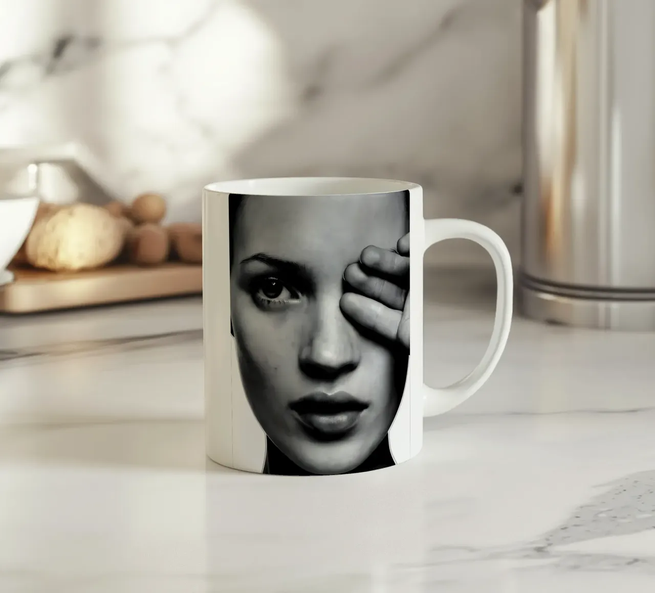 Kate Moss con un occhio solo tazza in ceramica da vintage singer