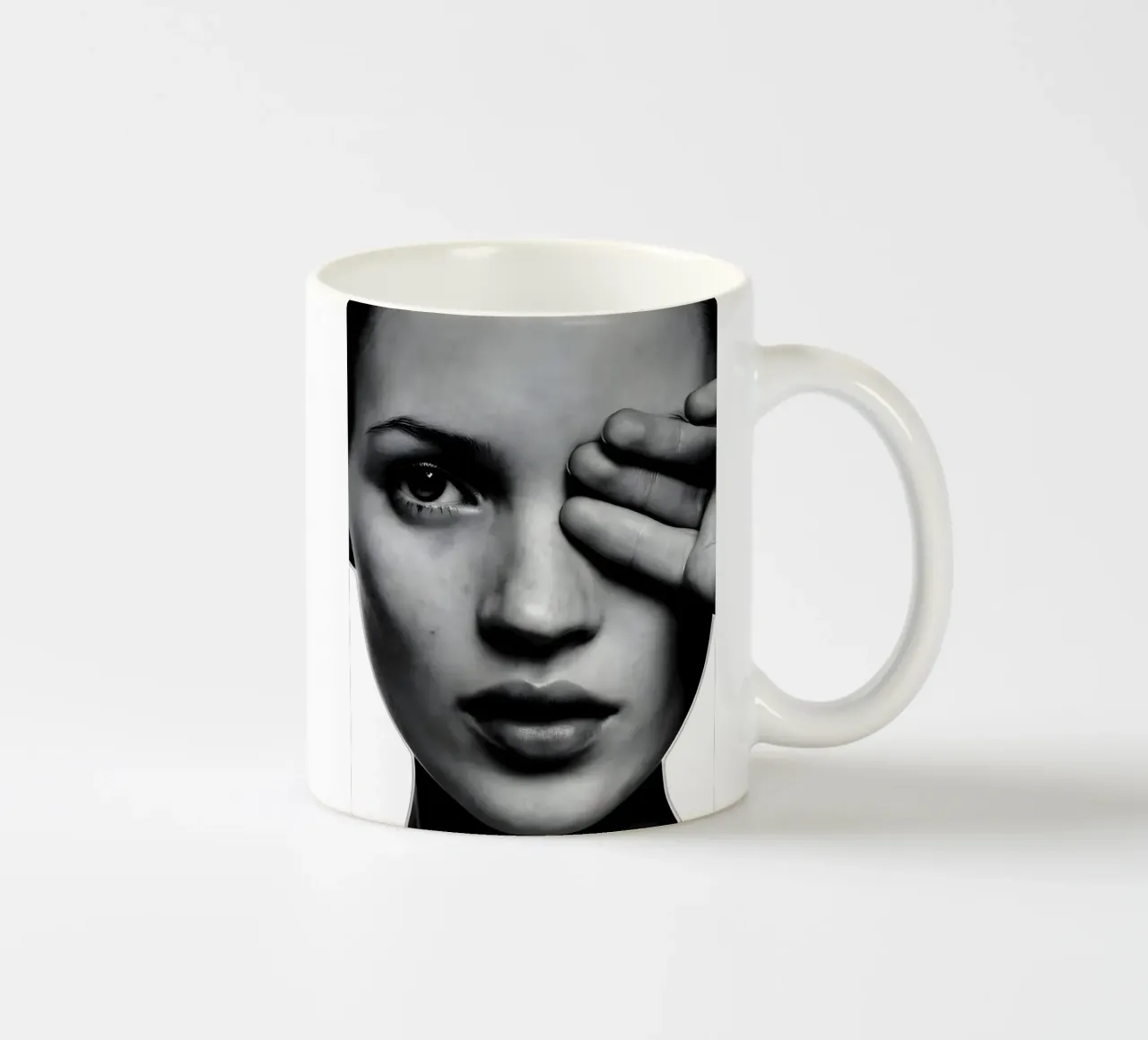 Kate Moss con un occhio solo tazza in ceramica da vintage singer