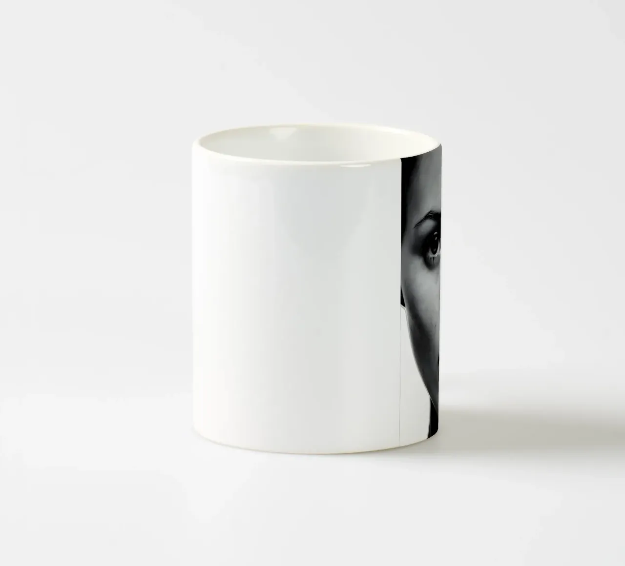 Kate Moss con un occhio solo tazza in ceramica da vintage singer