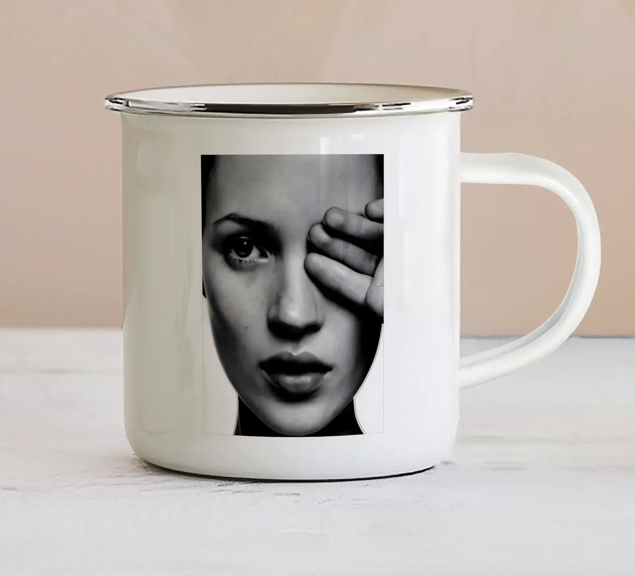 Kate Moss con un occhio solo tazza in smalto da vintage singer