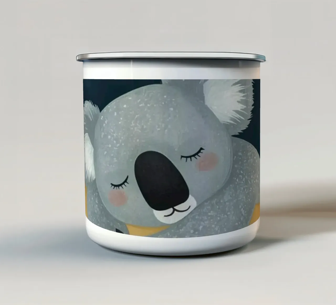Koala addormentato e carino che abbraccia una stella di notte tazza in smalto da DesignDoodle