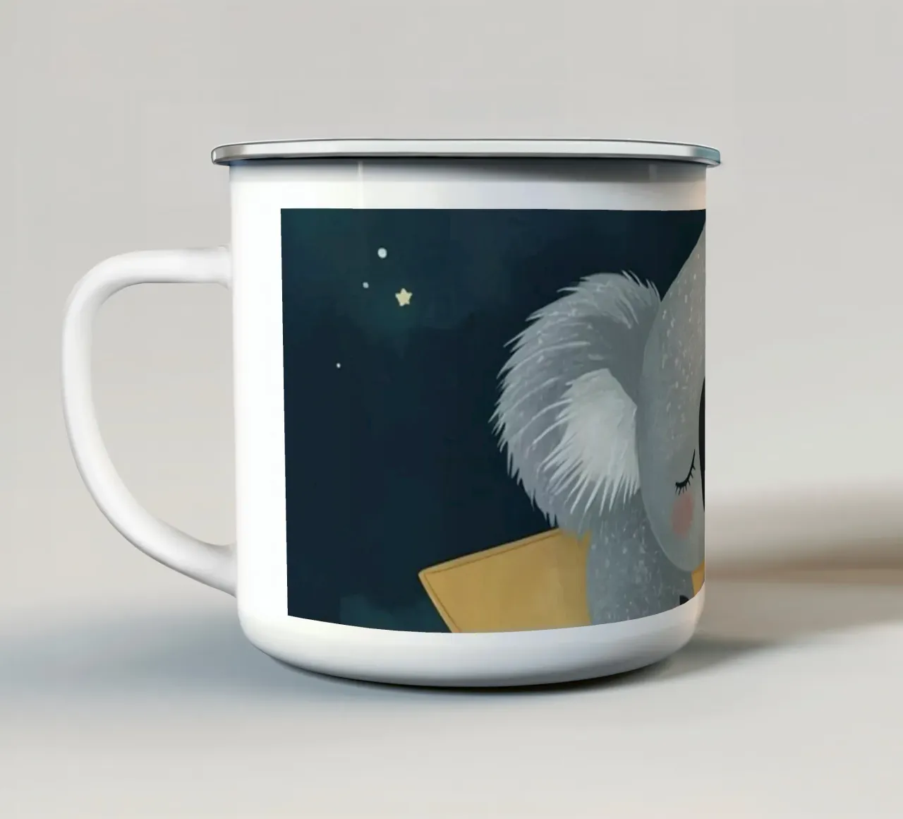 Koala addormentato e carino che abbraccia una stella di notte tazza in smalto da DesignDoodle
