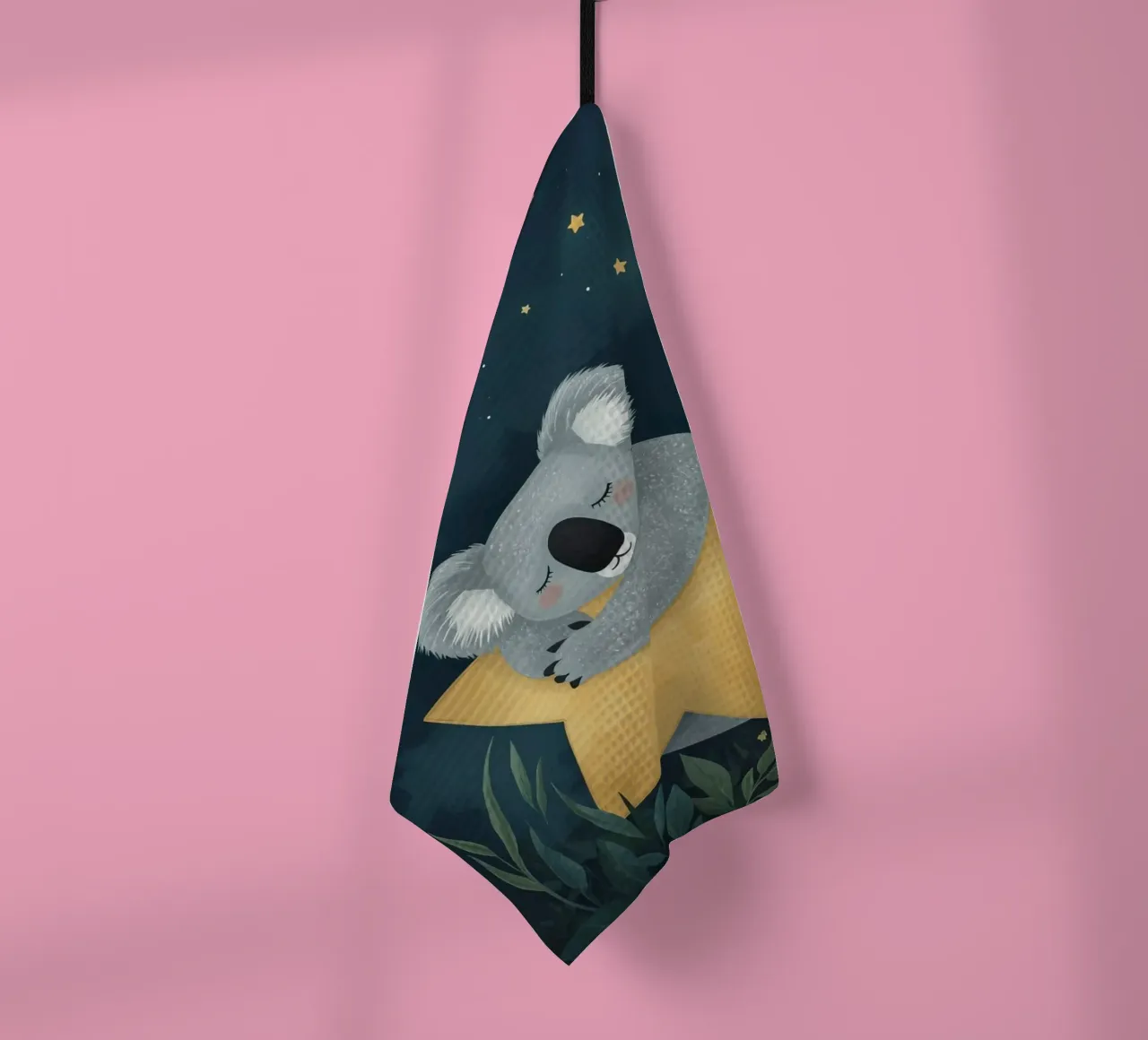 Mignon Koala endormi serrant une étoile dans ses bras la nuit torchon de DesignDoodle