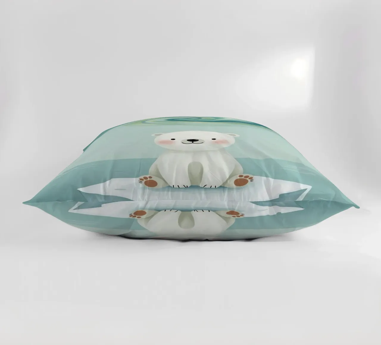 Piccolo orso polare su una banchisa con l'aurora boreale cuscino da DesignDoodle