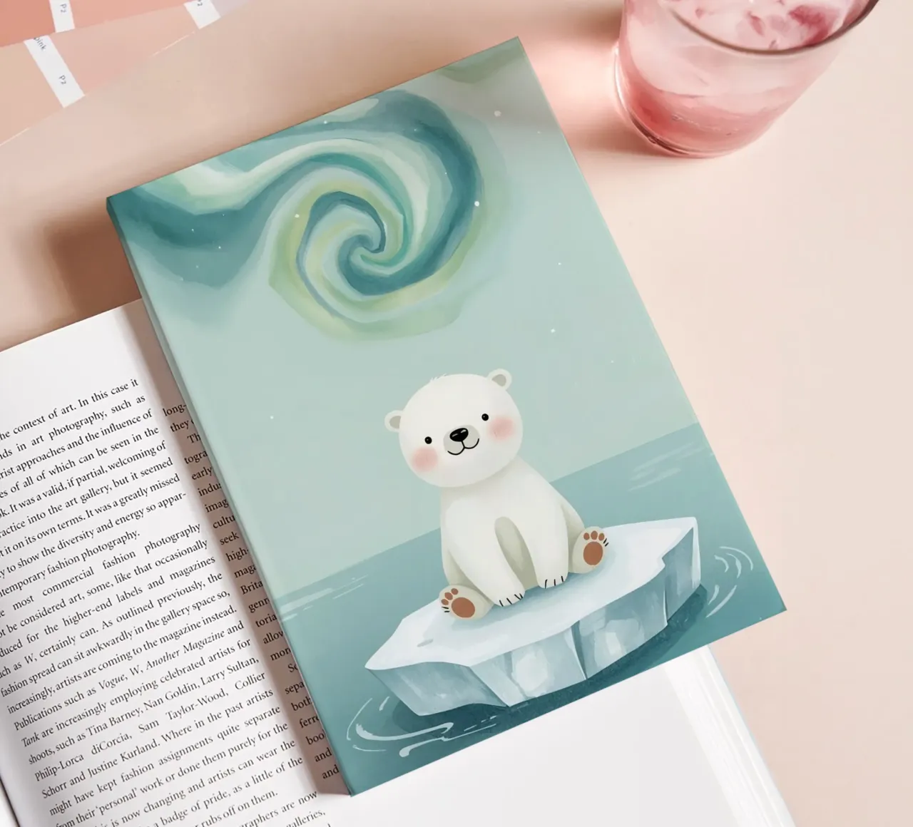 Piccolo orso polare su una banchisa con l'aurora boreale diario da DesignDoodle