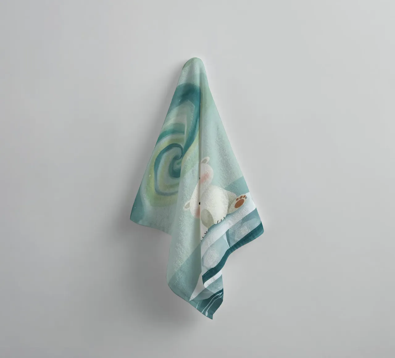 Piccolo orso polare su una banchisa con l'aurora boreale asciugamano da bagno da DesignDoodle