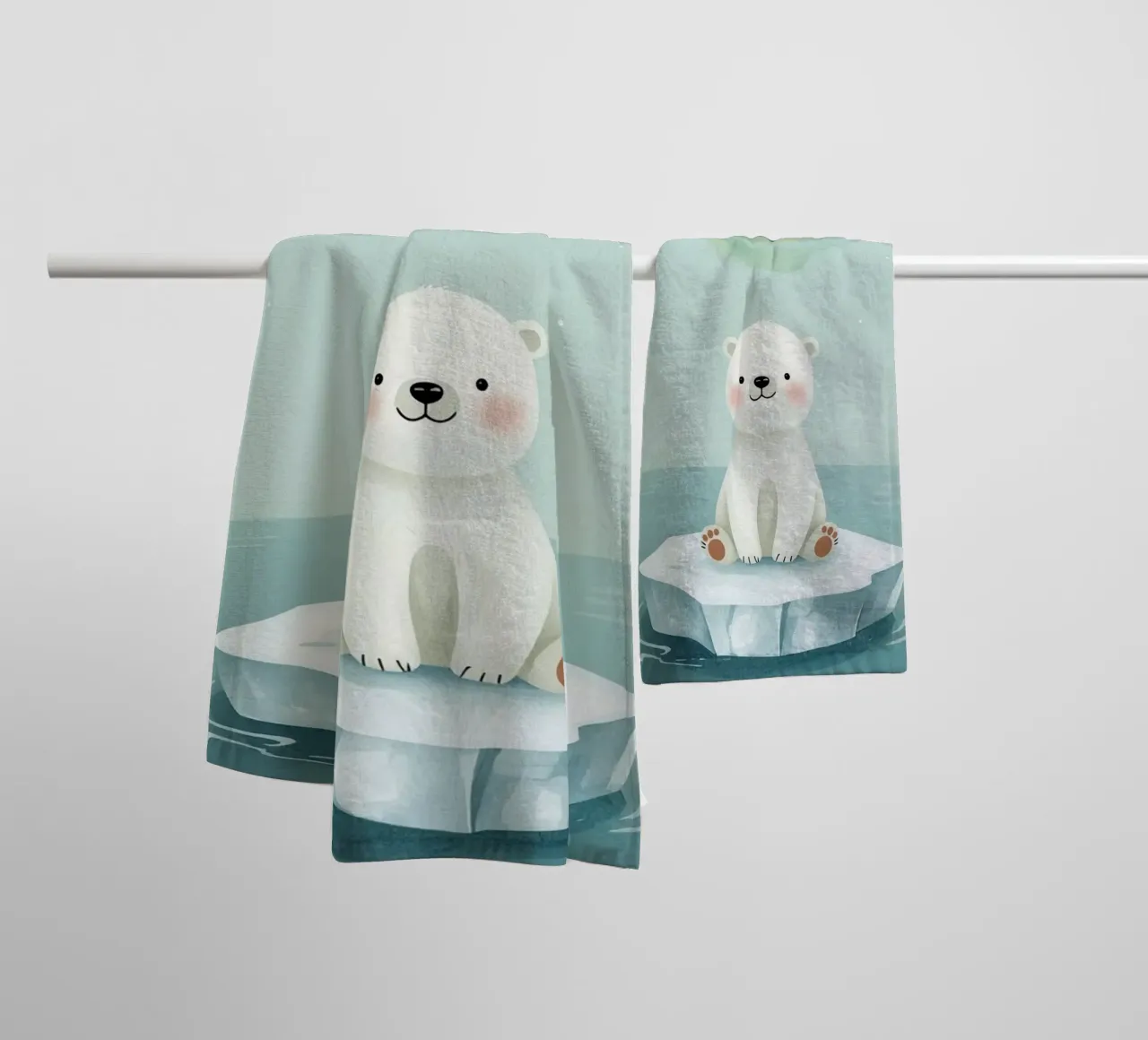 Piccolo orso polare su una banchisa con l'aurora boreale asciugamano da bagno da DesignDoodle