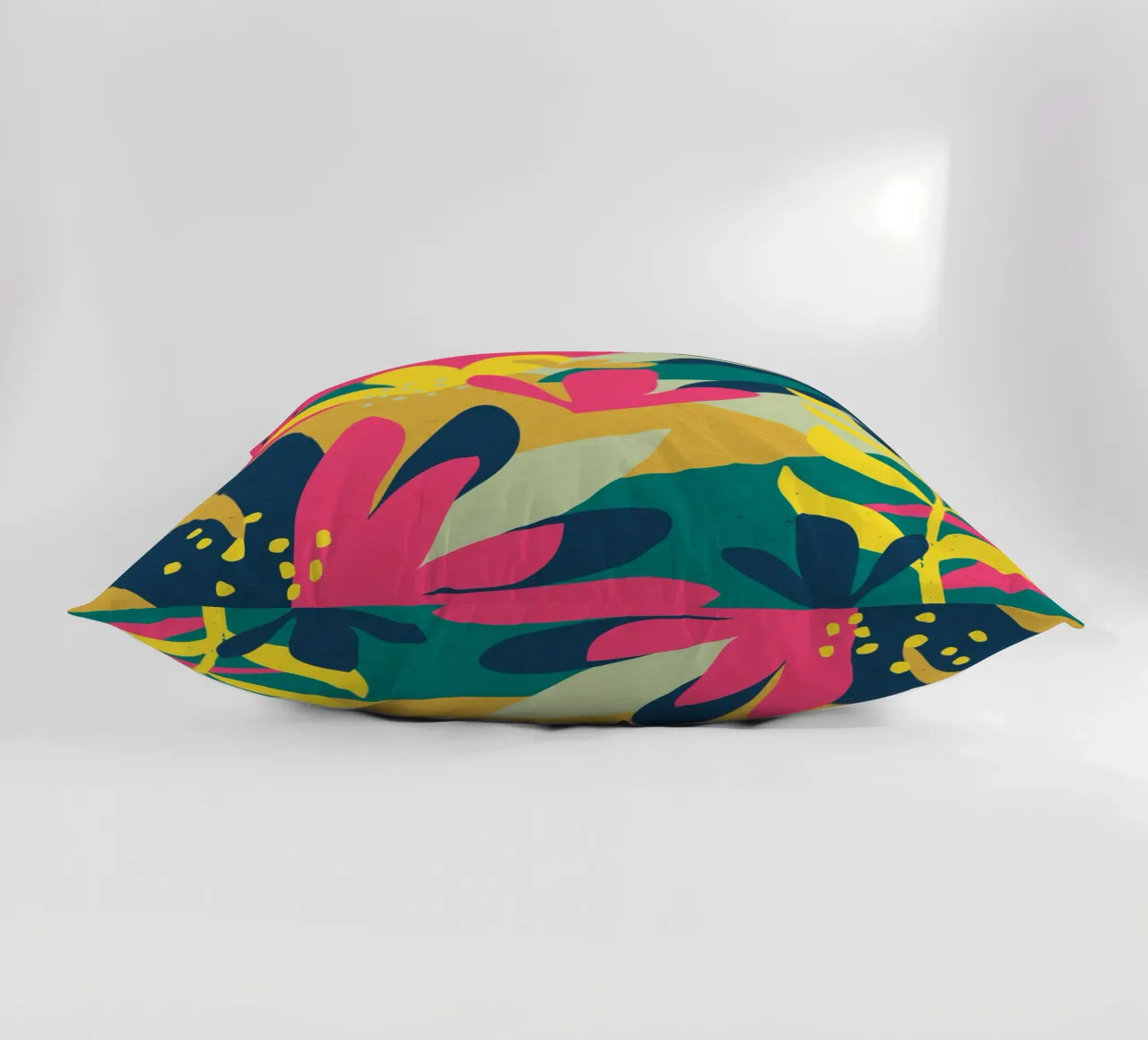 Fiori della giungla cuscino da Kim Hubball Studio