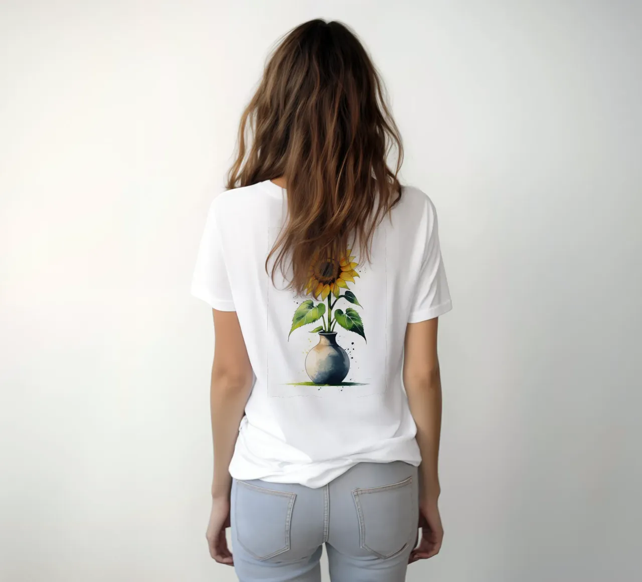 Pittura digitale minimalista di un girasole in un vaso t-shirt da Bloom And Brush