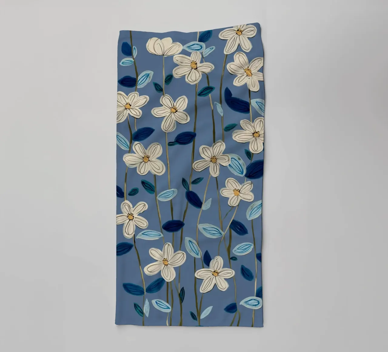 Jasmine Vines on Blue asciugamano da bagno da Flow Line