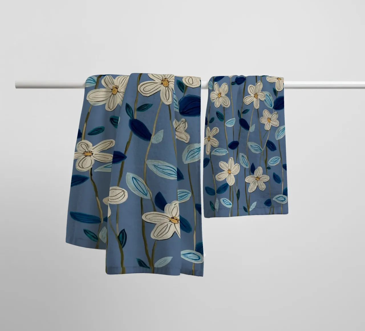 Jasmine Vines on Blue asciugamano da bagno da Flow Line