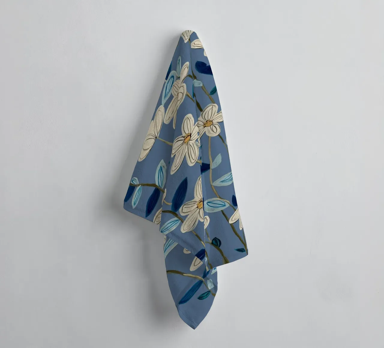 Jasmine Vines on Blue asciugamano da bagno da Flow Line