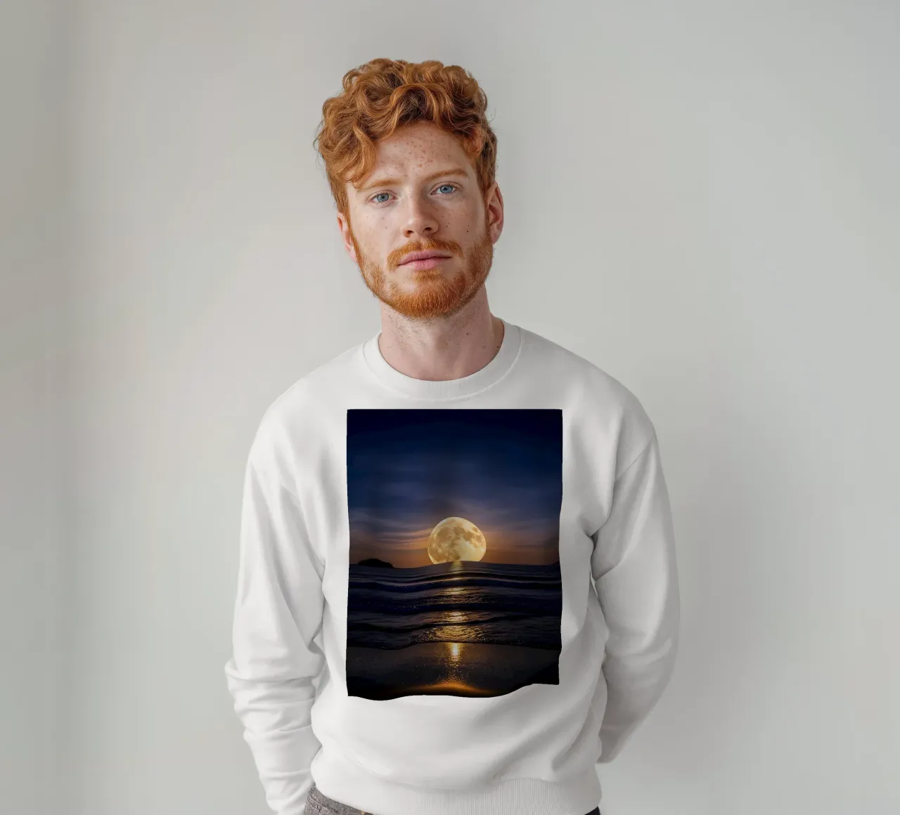 Vollmond über dem Ozean bei Nacht Sweatshirt von ShopByHaru