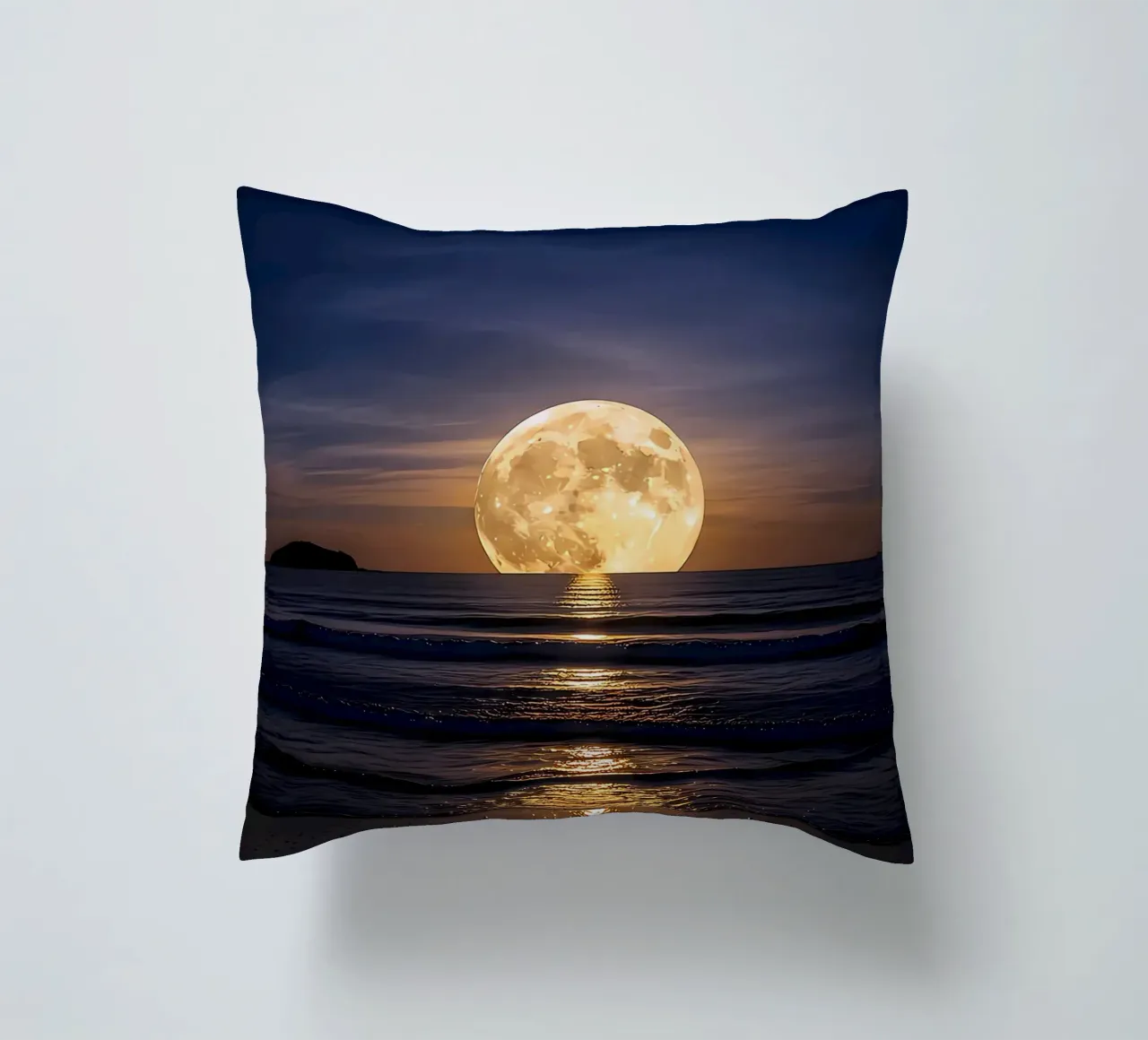 Luna piena sull'oceano di notte cuscino da ShopByHaru
