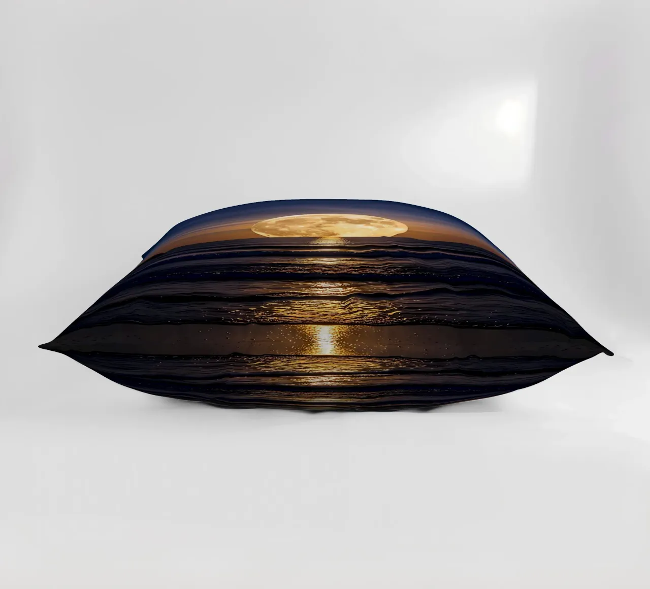 Luna piena sull'oceano di notte cuscino da ShopByHaru