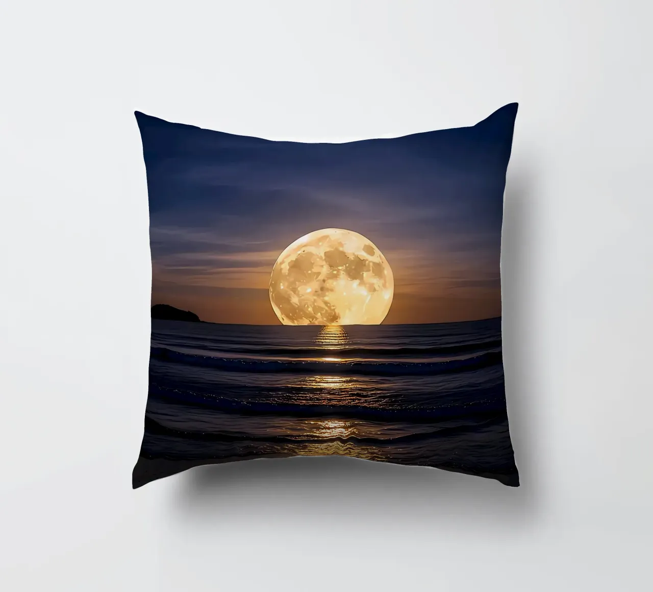 Luna piena sull'oceano di notte cuscino da ShopByHaru