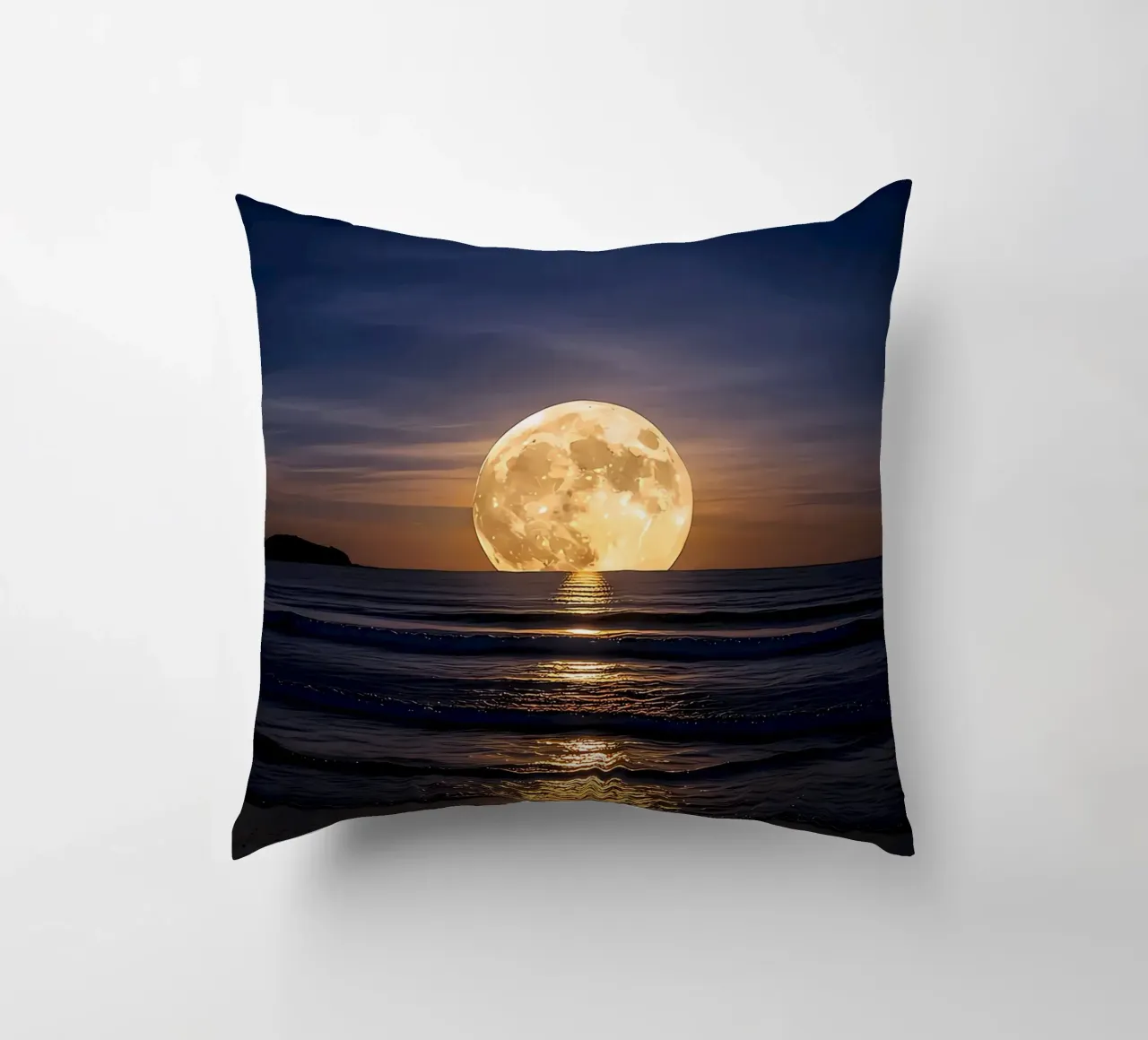 Luna piena sull'oceano di notte cuscino da ShopByHaru