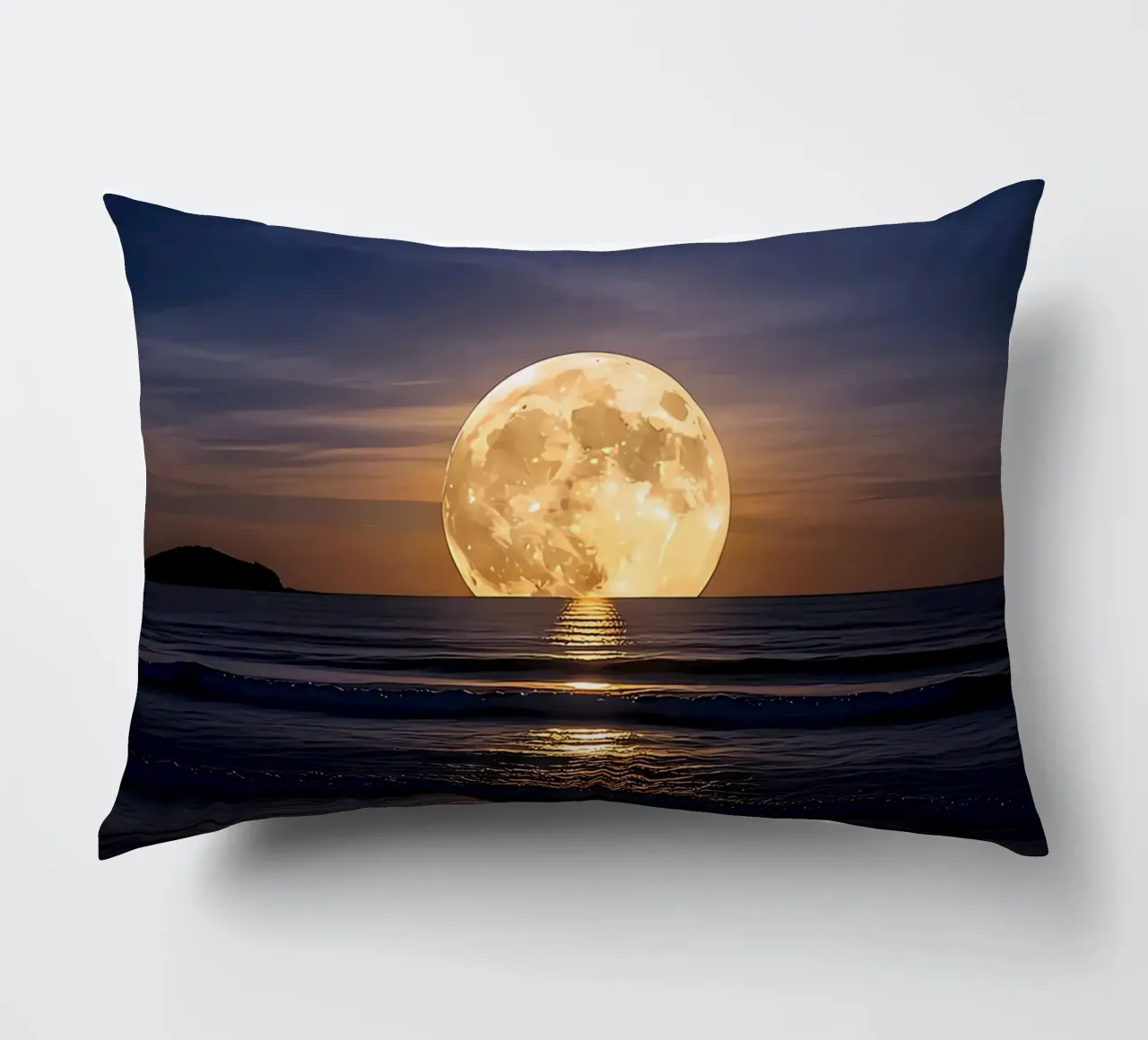 Luna piena sull'oceano di notte cuscino da ShopByHaru